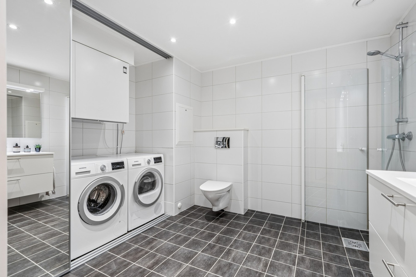 Badet fungerer også som vaskerom, med opplegg for vaskemaskin og tørketrommel. Galleribilde