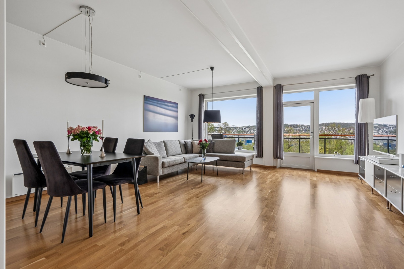 Stuen er romslig og har god plass til både spisebord og en stor sofagruppe. Galleribilde