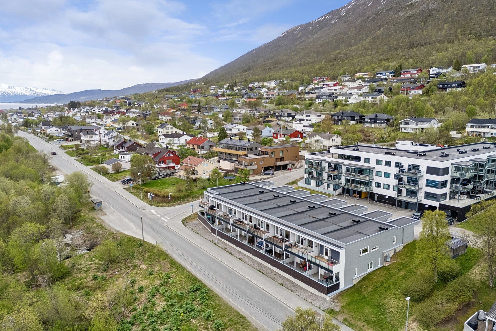 Boligen ligger i et etablert og rolig boligområde på Tomasjorda. Galleribilde