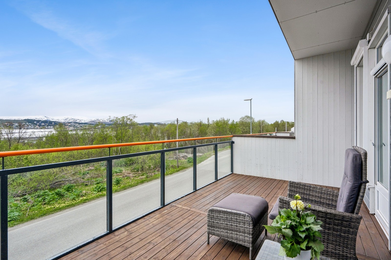 Terrassen i hovedetasjen har rekkverk i metall og glass, og er en fin uteplass med utsikt. Galleribilde