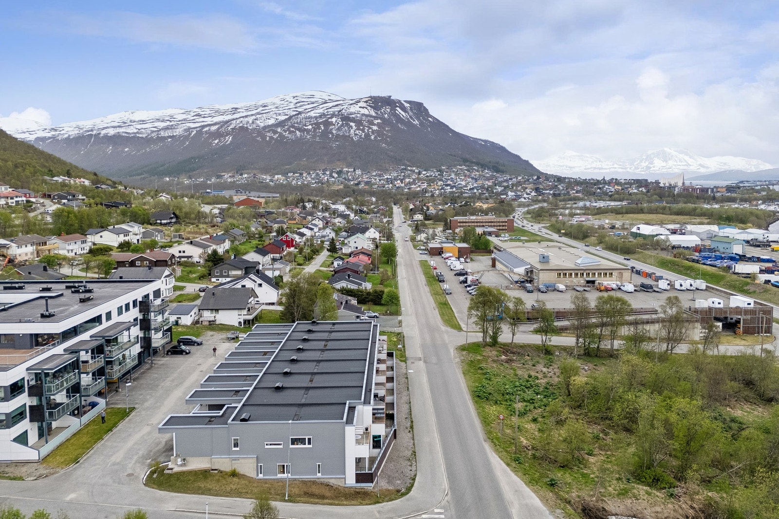 Flere skoler og barnehager ligger i gang- og sykkelavstand, inkludert Tromsdalen videregående skole. Galleribilde