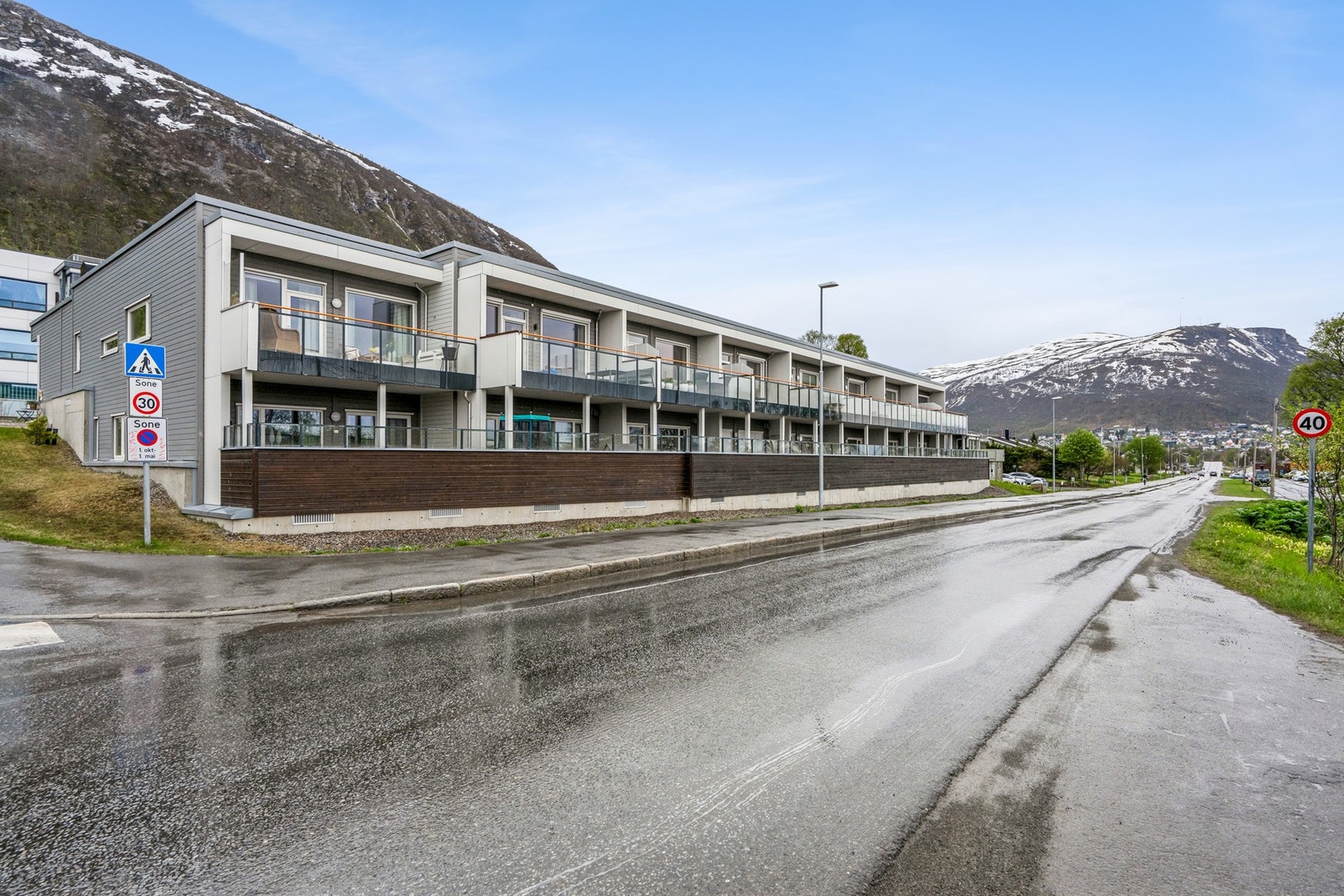 Fasaden er kledd med en kombinasjon av liggende trepanel og fasadeplater. Galleribilde