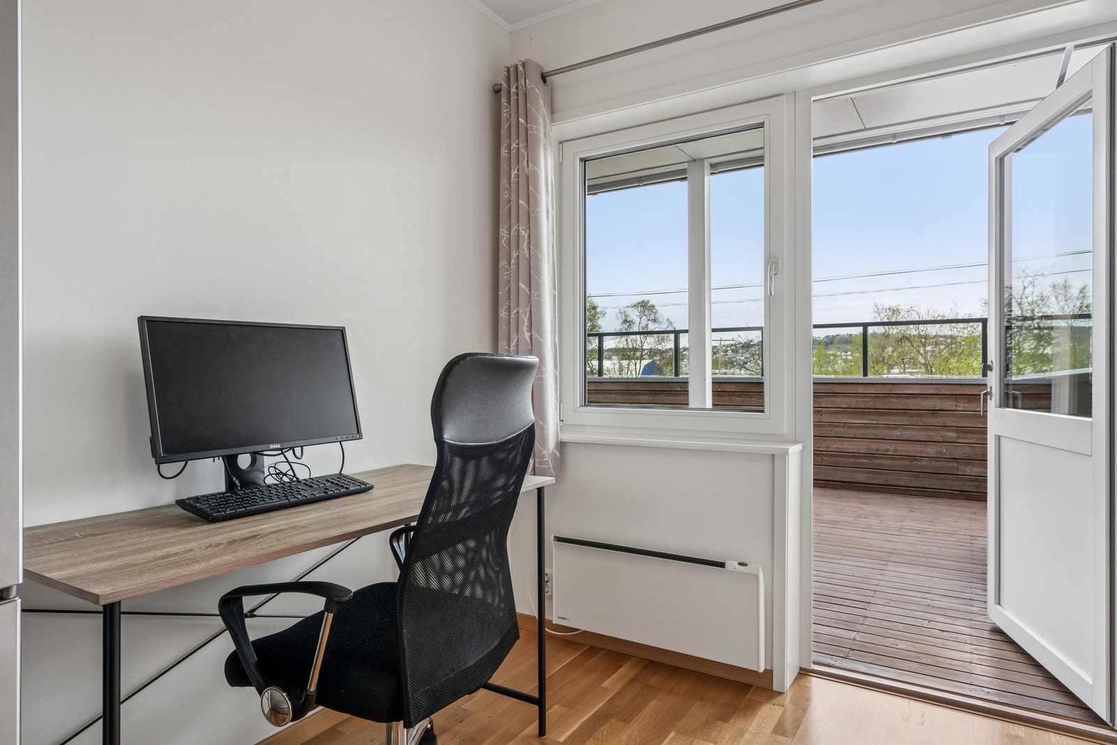 Fra det ene soverommet i sokkeletasjen er det direkte utgang til en stor, overbygd terrasse. Galleribilde