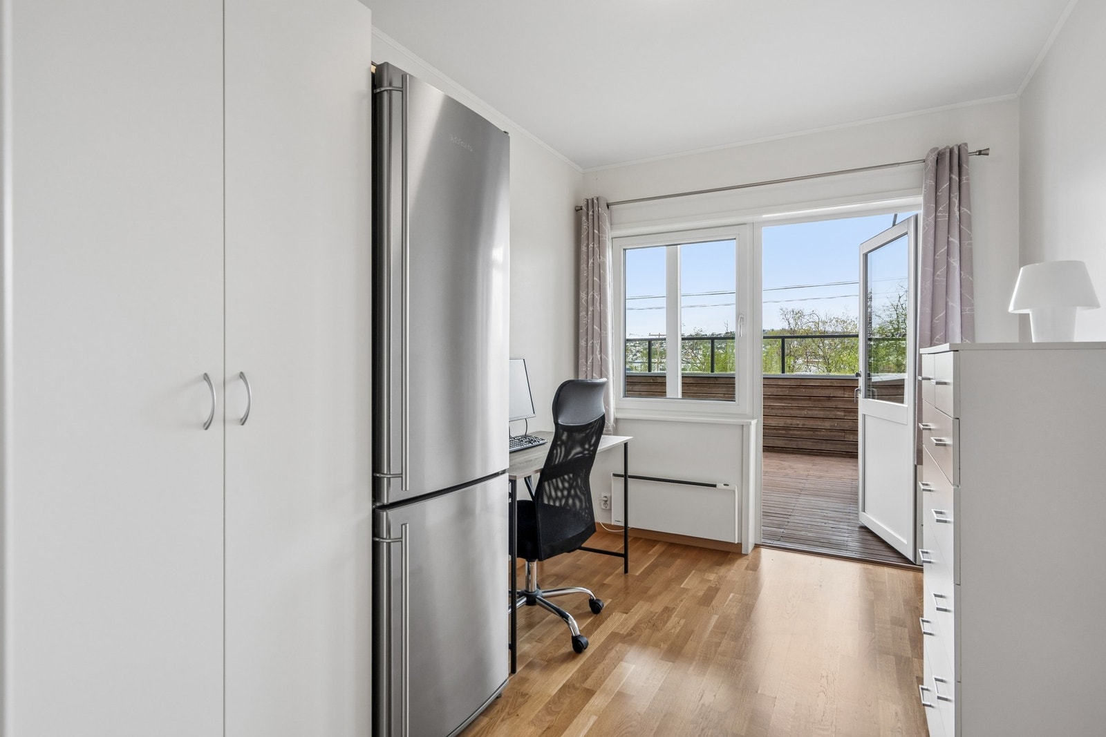 Rommet er lyst og har god plass til både seng og arbeidsplass. Galleribilde
