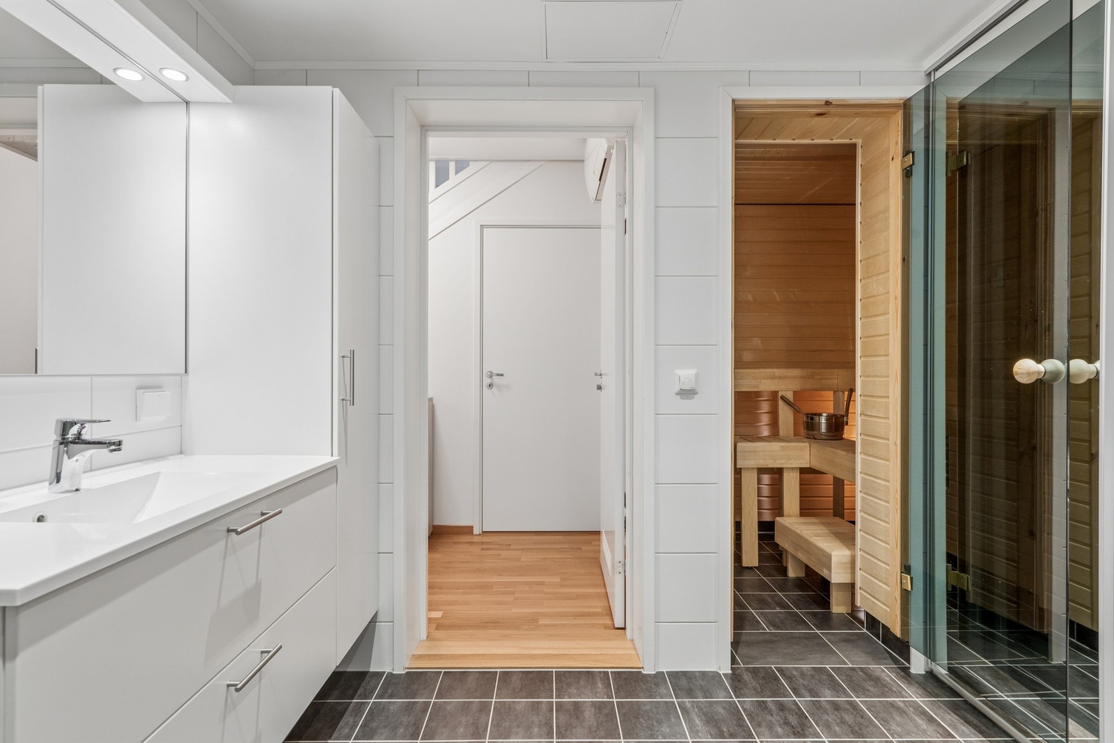 Fra badet i sokkeletasjen er det direkte adkomst til boligens badstue. Galleribilde