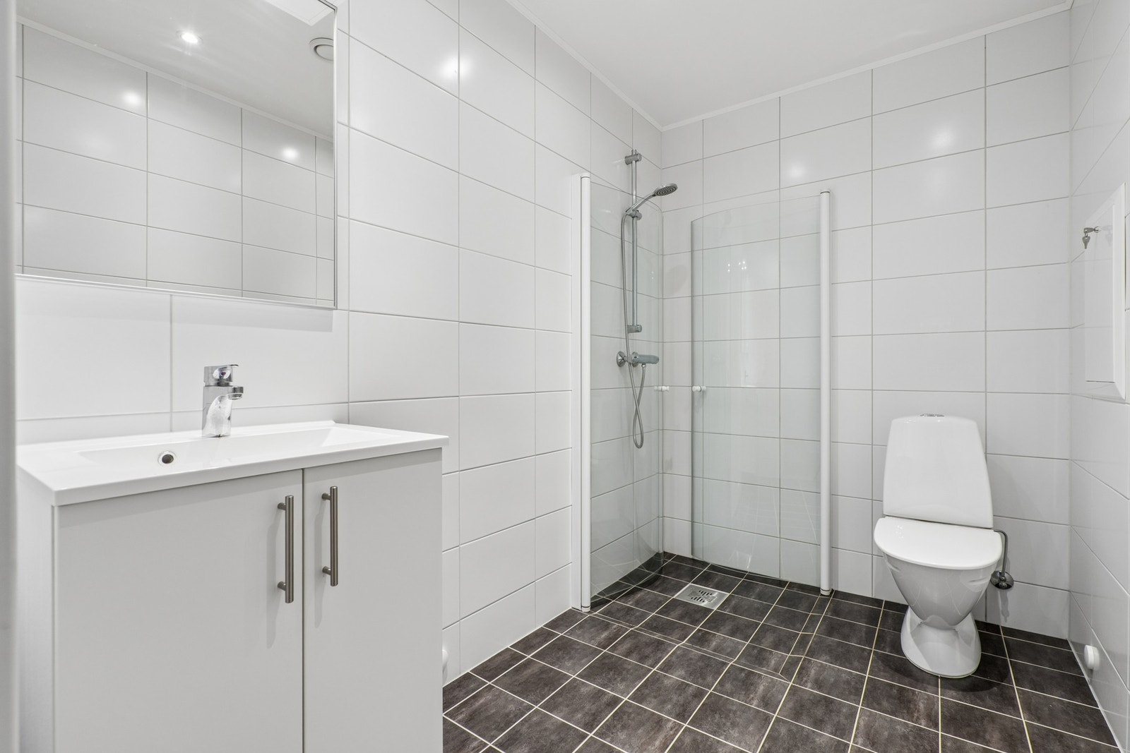 Badet i hovedetasjen er fra 2015 og har flislagt gulv med elektriske varmekabler. Galleribilde