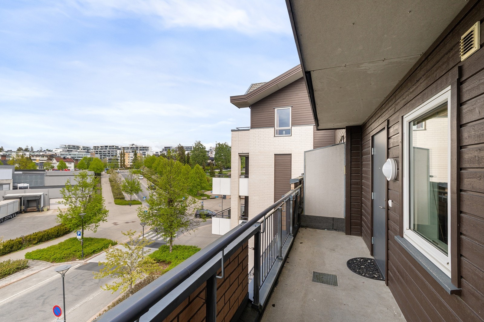 Overbygget inngangsparti ved svalgang. Galleribilde