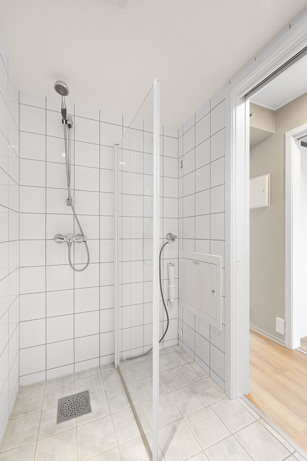 Badet er innredet med toalett, servant i baderomsinnredning, dusjhjørne og opplegg for vaskemaskin. Galleribilde