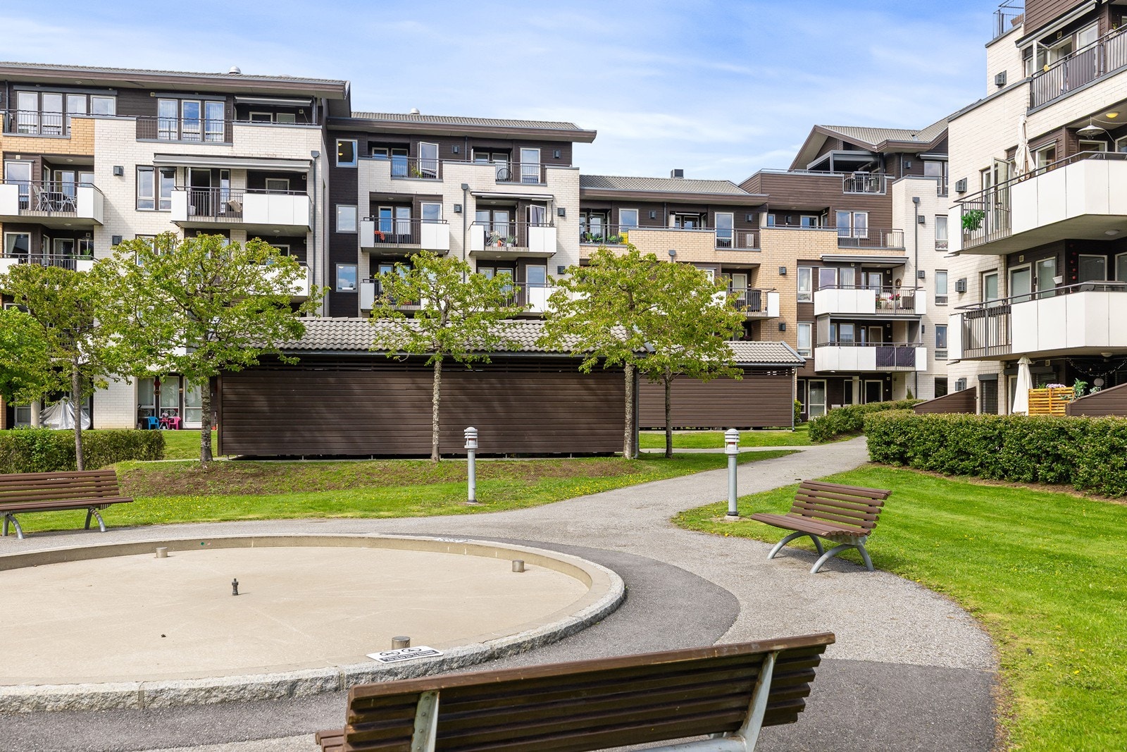 Fint felles uteområde for sameiet med fontene og benker. Galleribilde