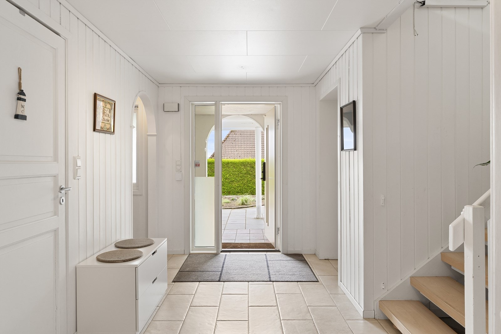 Innbydende entré med flislagt gulv. Galleribilde