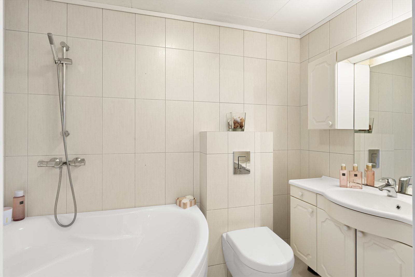 Badet i sokkeletasjen er innredet med badekar, veggmontert toalett og gulvvarme. Galleribilde