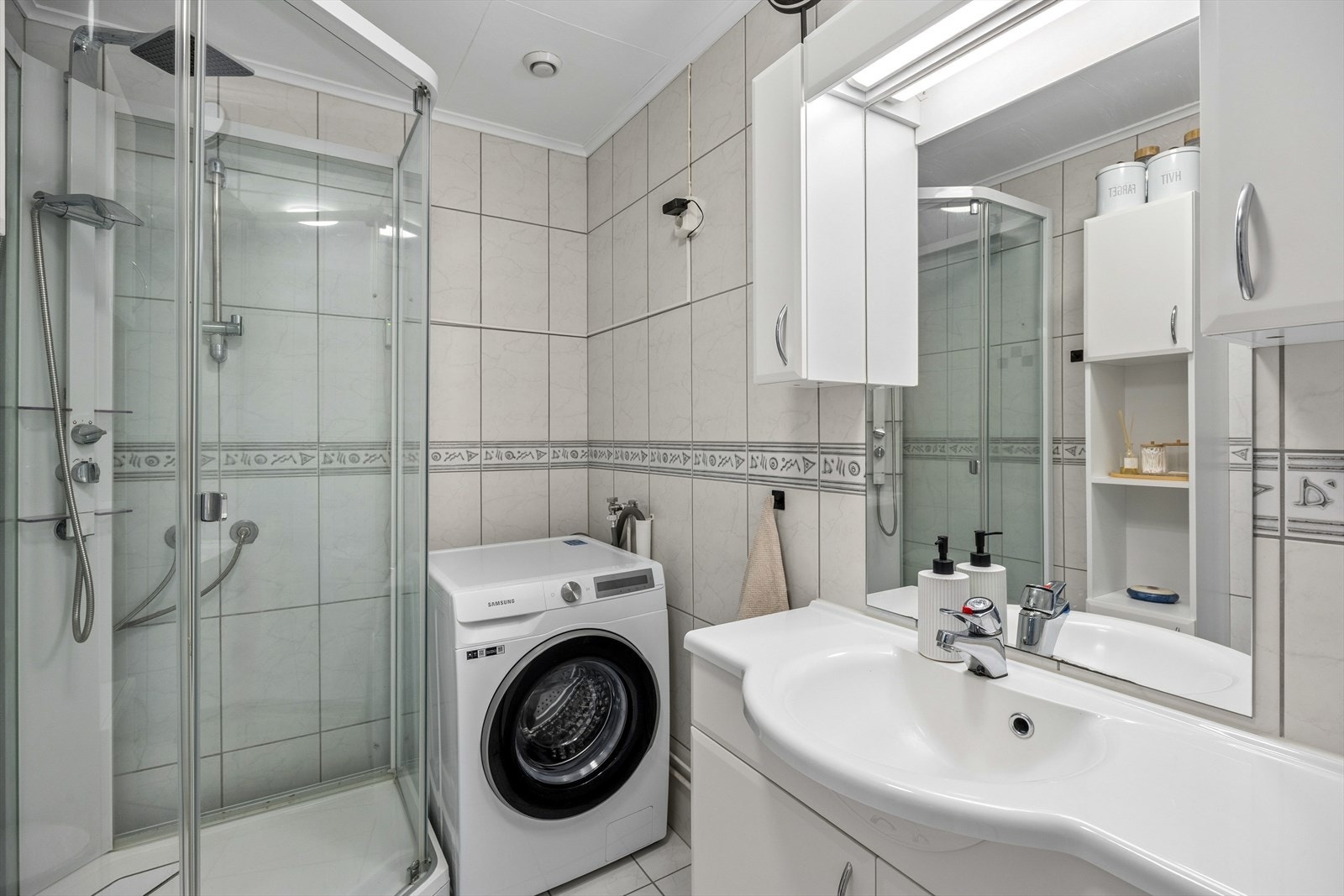 Badet er kombinert med vaskerom og har opplegg for vaskemaskin. Galleribilde