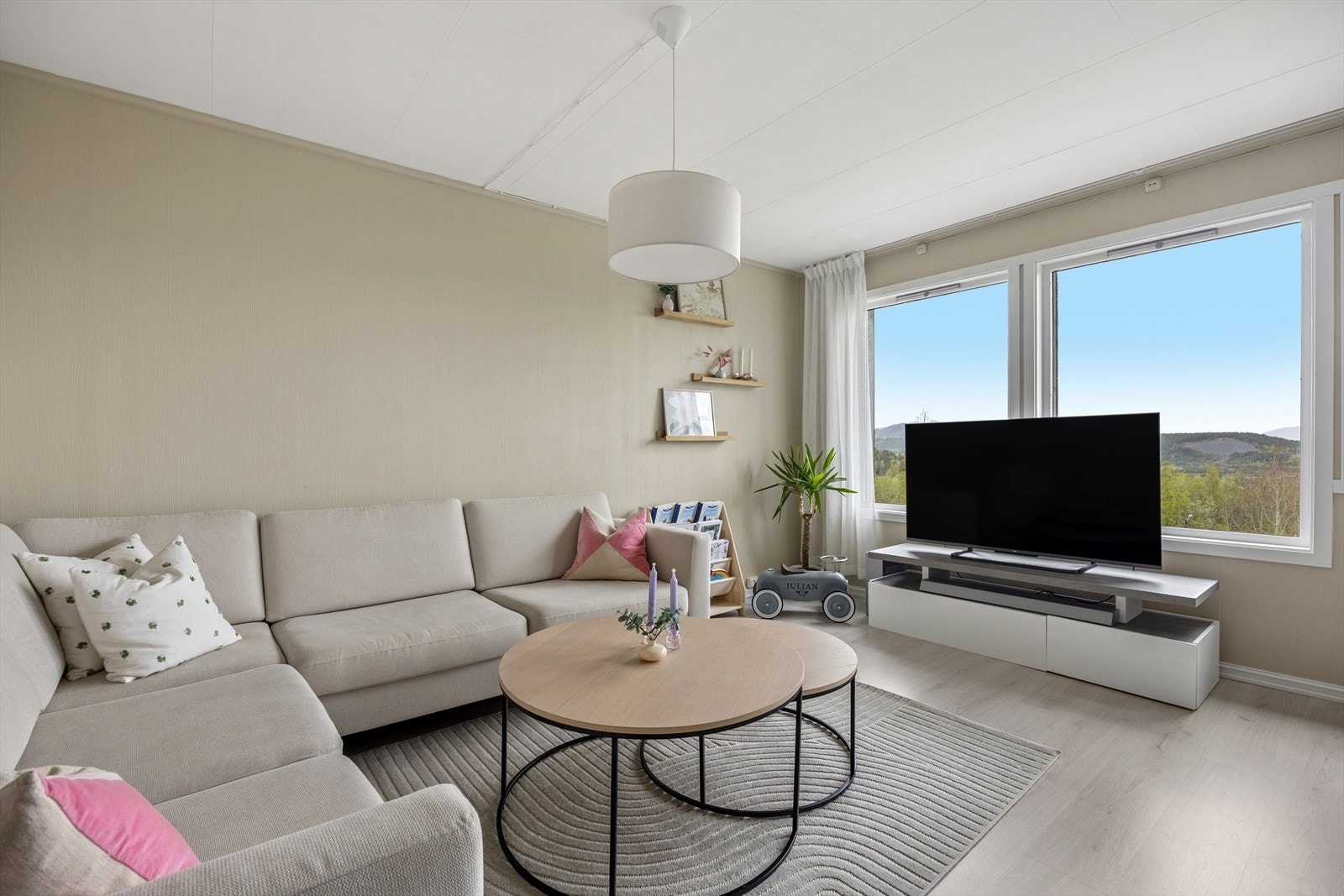 Stuen har plass til en romslig sofagruppe og mediemøbler. Galleribilde