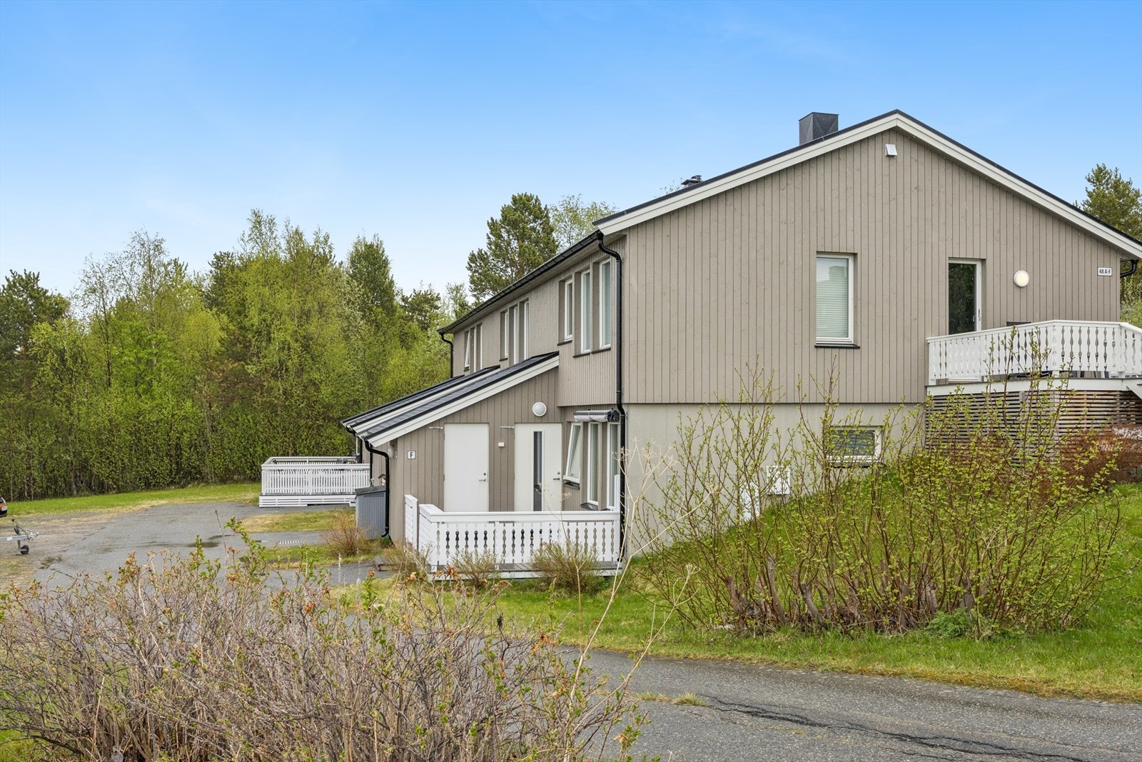 Borettslaget har felles uteområder med plen, sittegruppe og lekeplass. Galleribilde