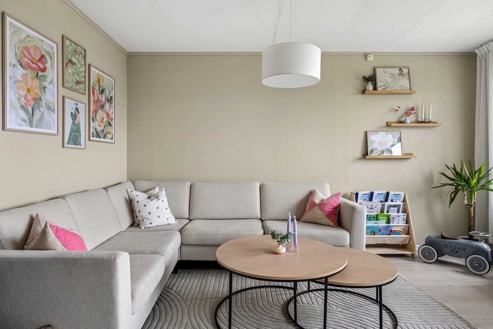 Veggene har malte plater og tapet, som gir en nøytral base for personlig stil. Galleribilde