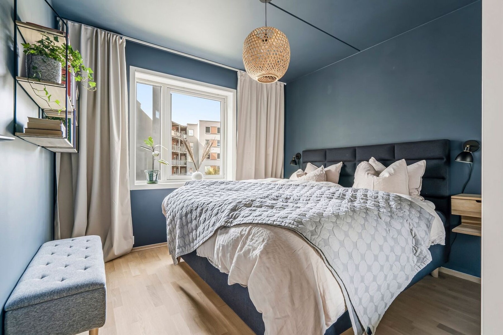 Romslig hovedsoverom med god plass til dobbeltseng og tilhørende møblering. Galleribilde