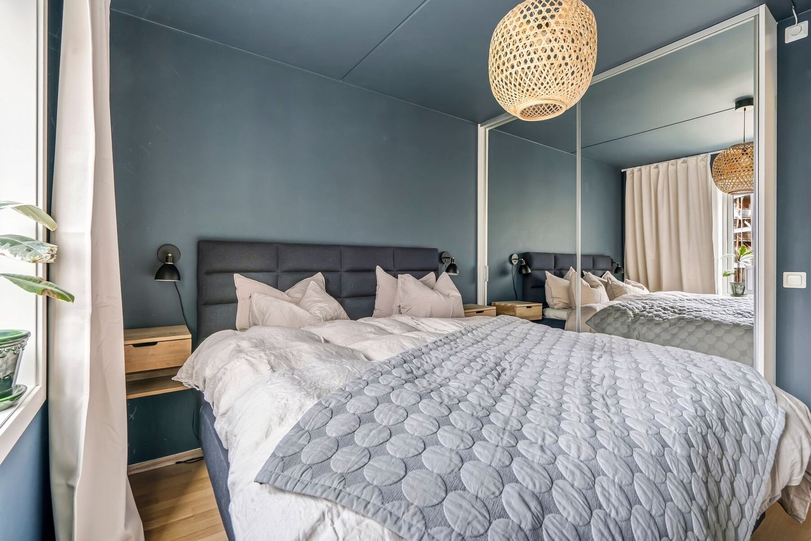 På soverommet har du skyvedørsgarderobe med speilfronter. Galleribilde