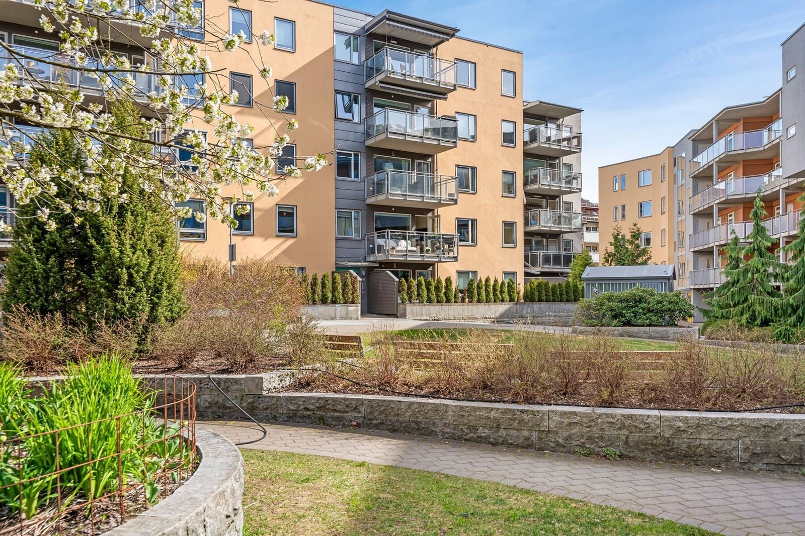 Sameie har flotte frodige uteområder til glede for store og små i sameiet. Galleribilde