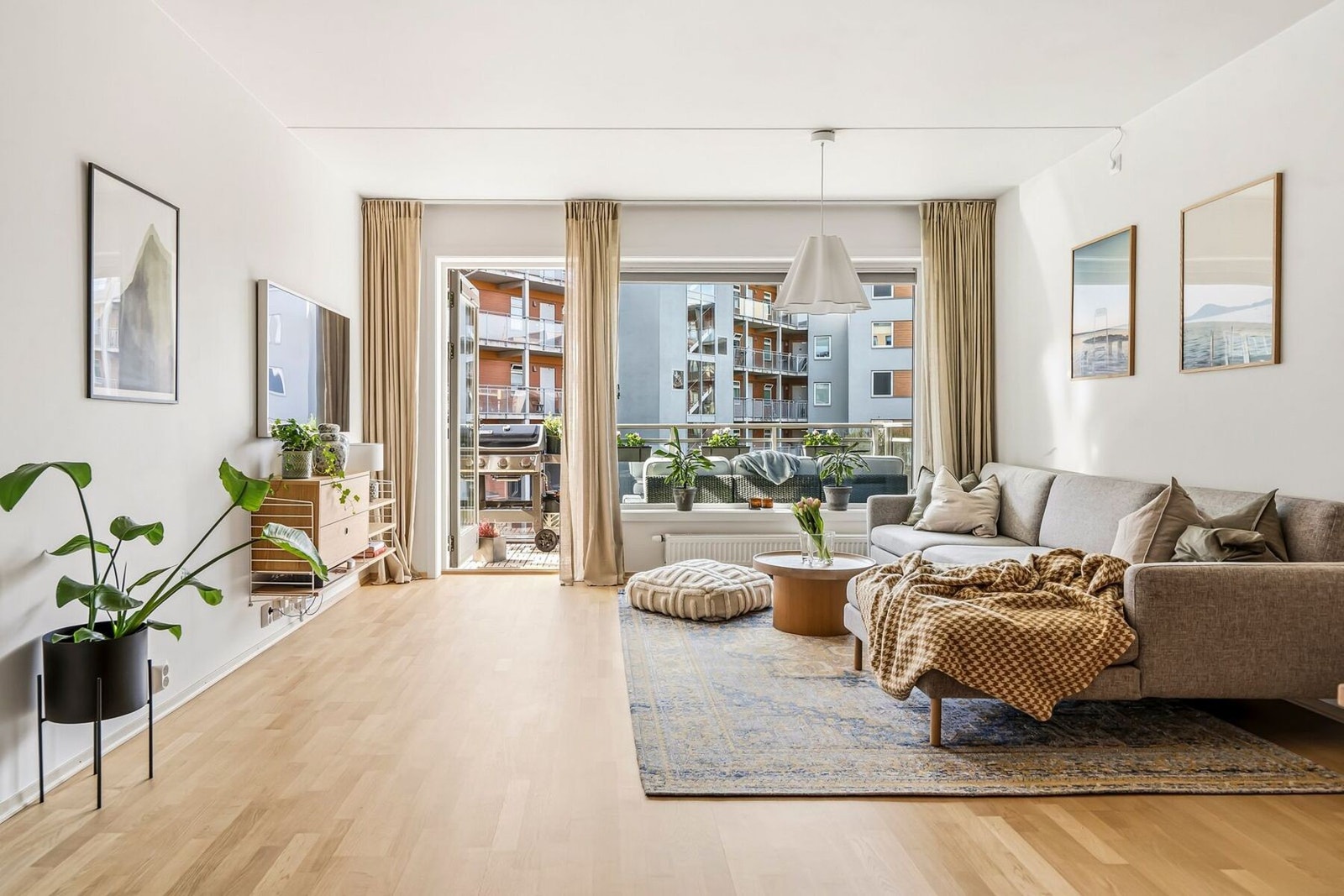 God plass til både sofagruppe og spisebord, perfekt for både hverdagsliv og gjester. Galleribilde