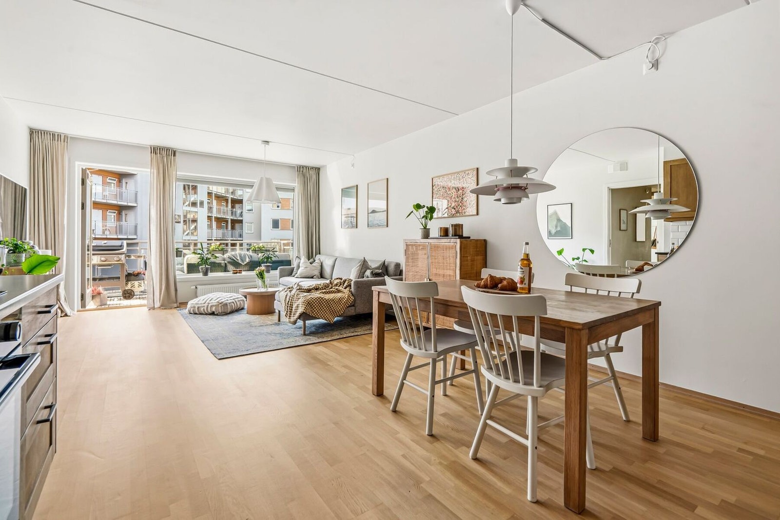 Oppholdsrommet kombinerer komfort og funksjonalitet på en elegant måte. Galleribilde