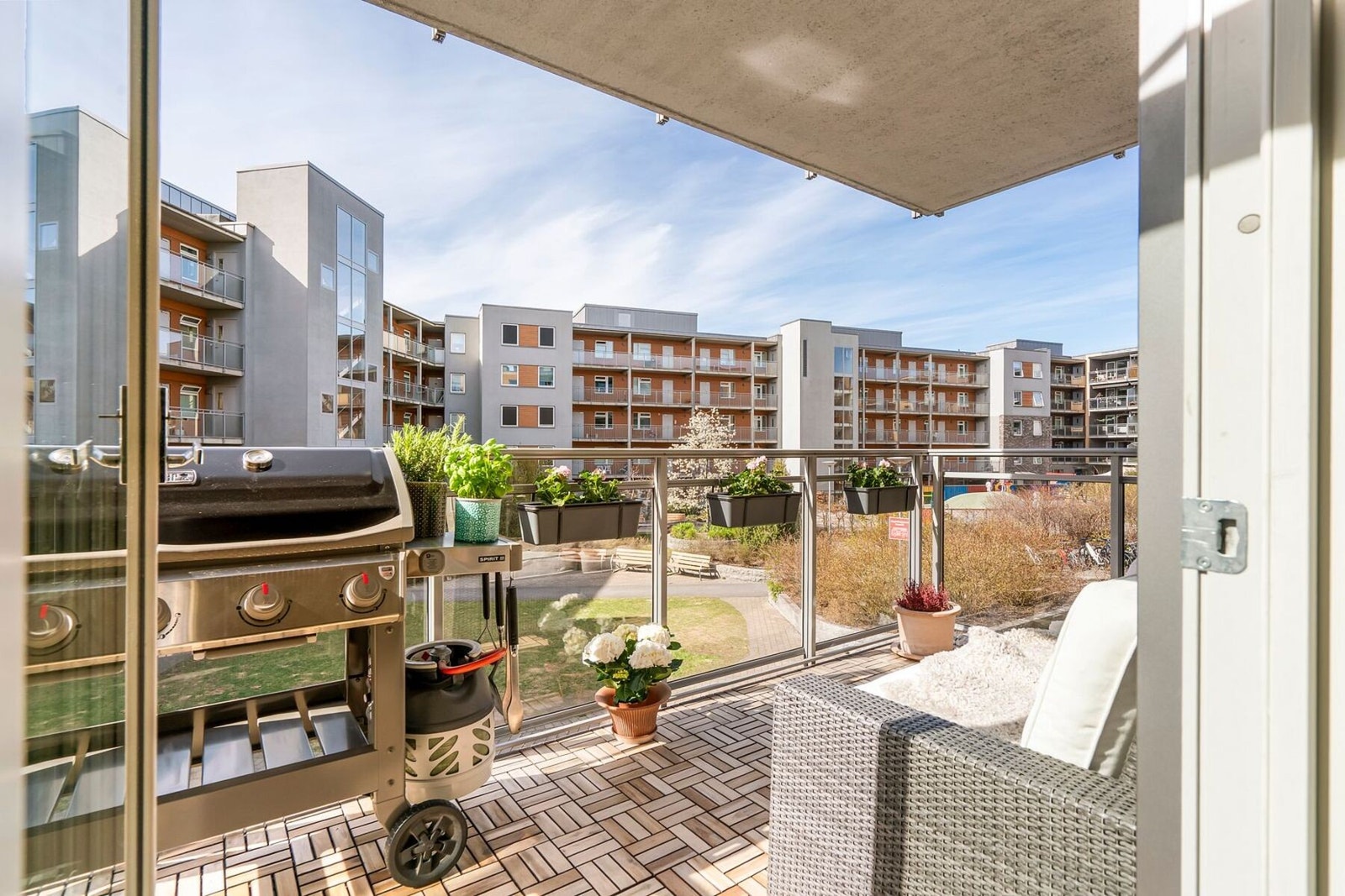 Solrik og romslig balkong på ca. 8kvm med utsyn til bakgården. Galleribilde
