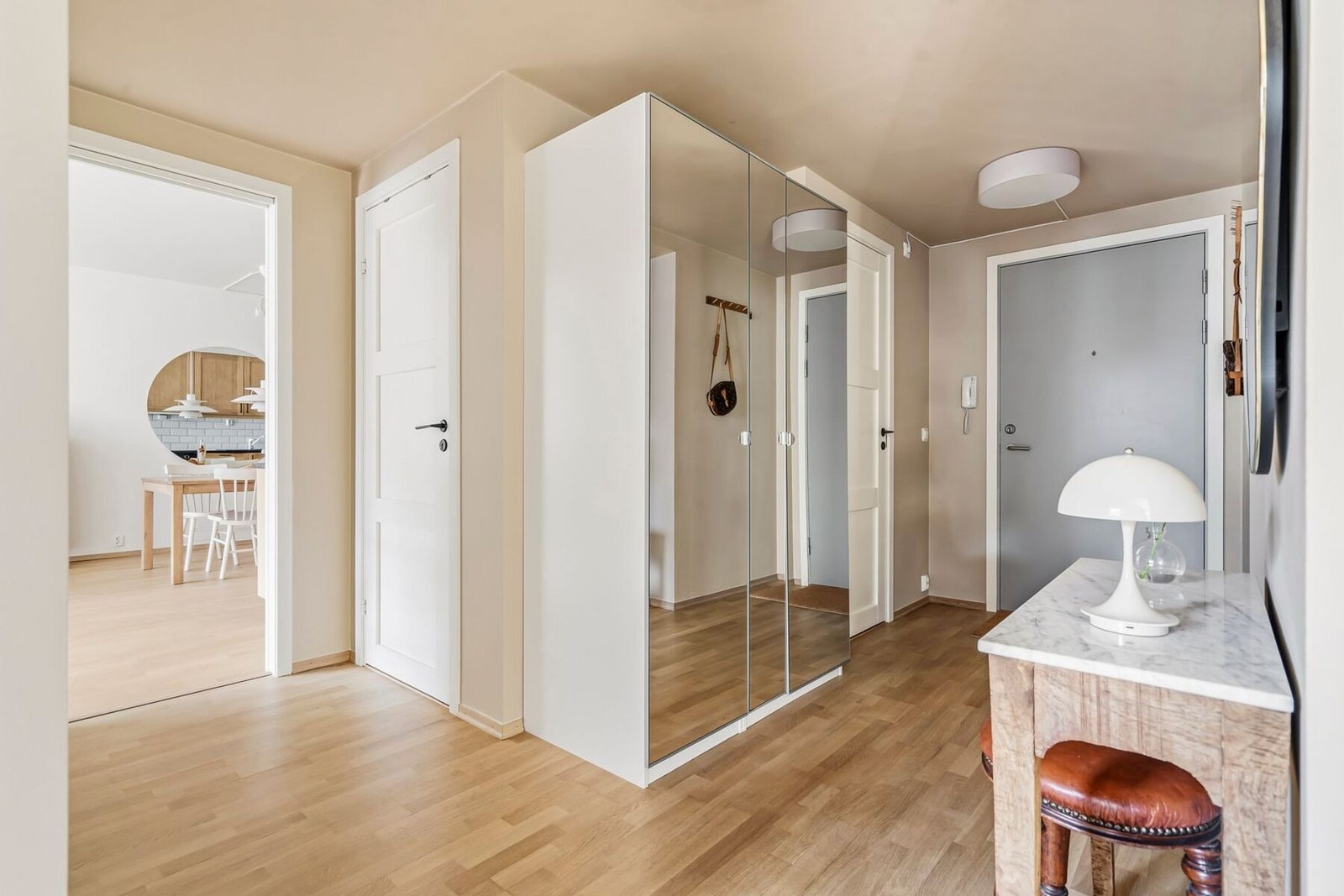 Innbydende og praktisk entré med garderobeløsning. Galleribilde