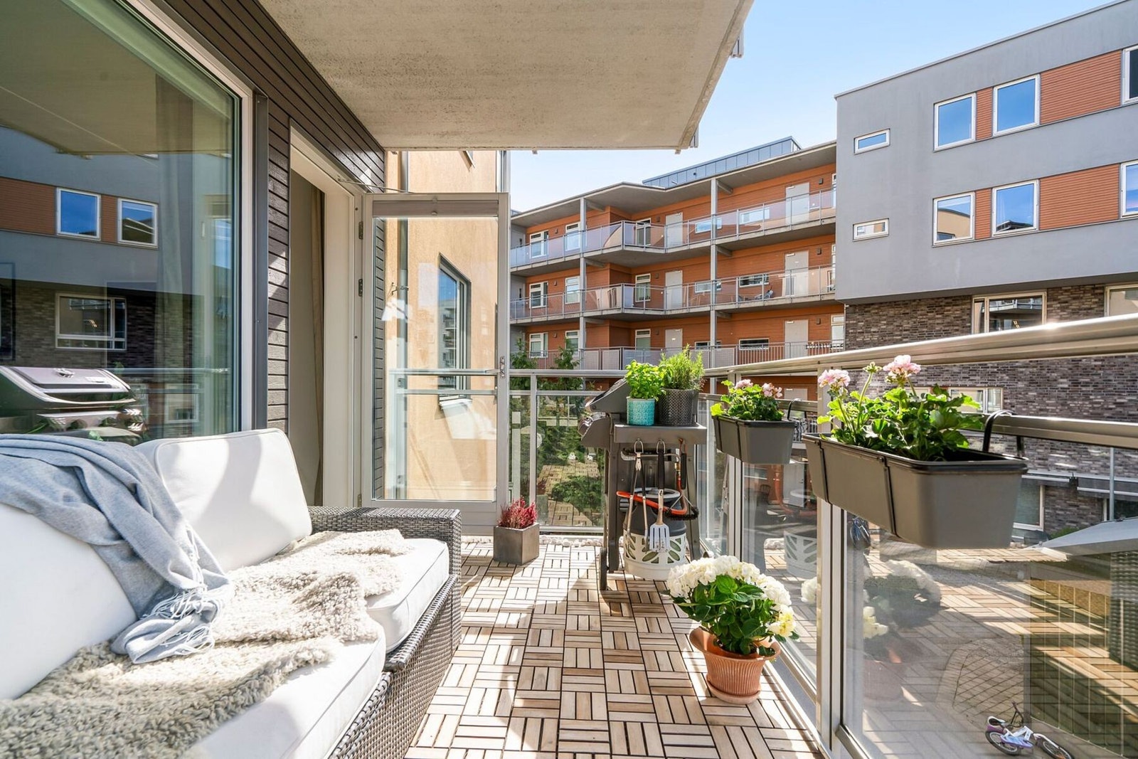 Innbydende balkong med god plass til hyggelige sittegrupper og grill. Galleribilde