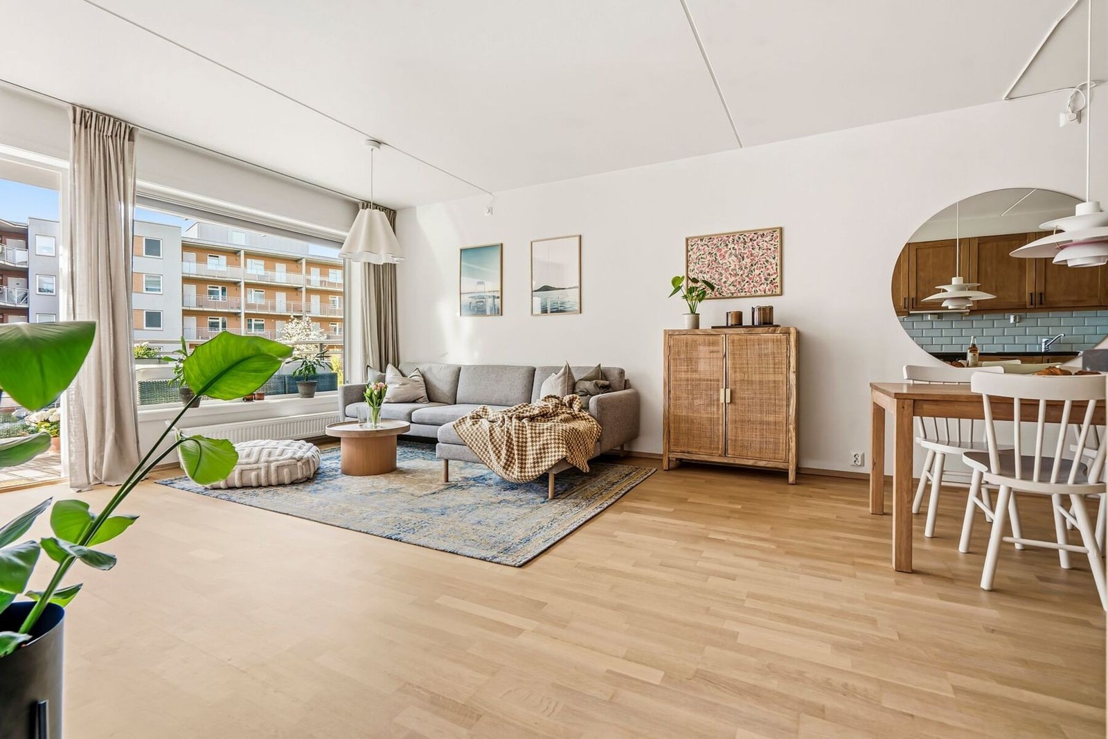 Stuen har en åpen og sosial planløsning med direkte tilknytning til balkongen. Galleribilde