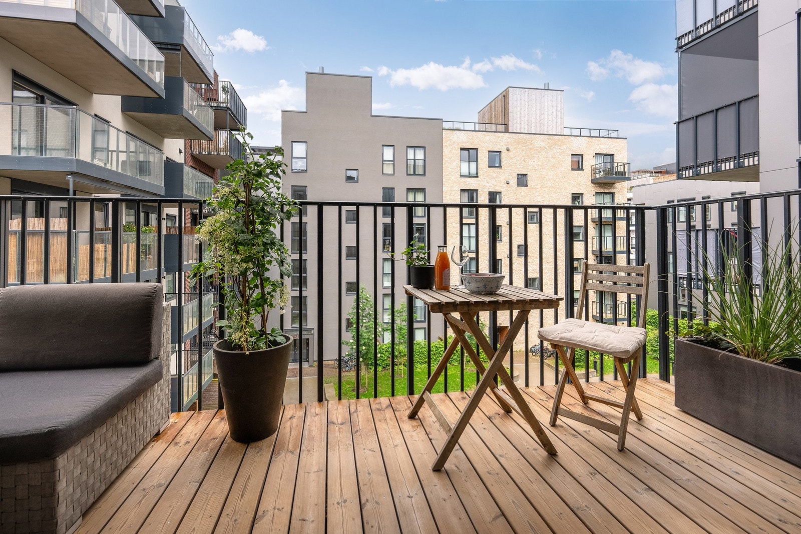 Meget solrik balkong på 11 m². Balkongen byr på god plass til utemøbler og hyggelige sommerdager. Galleribilde