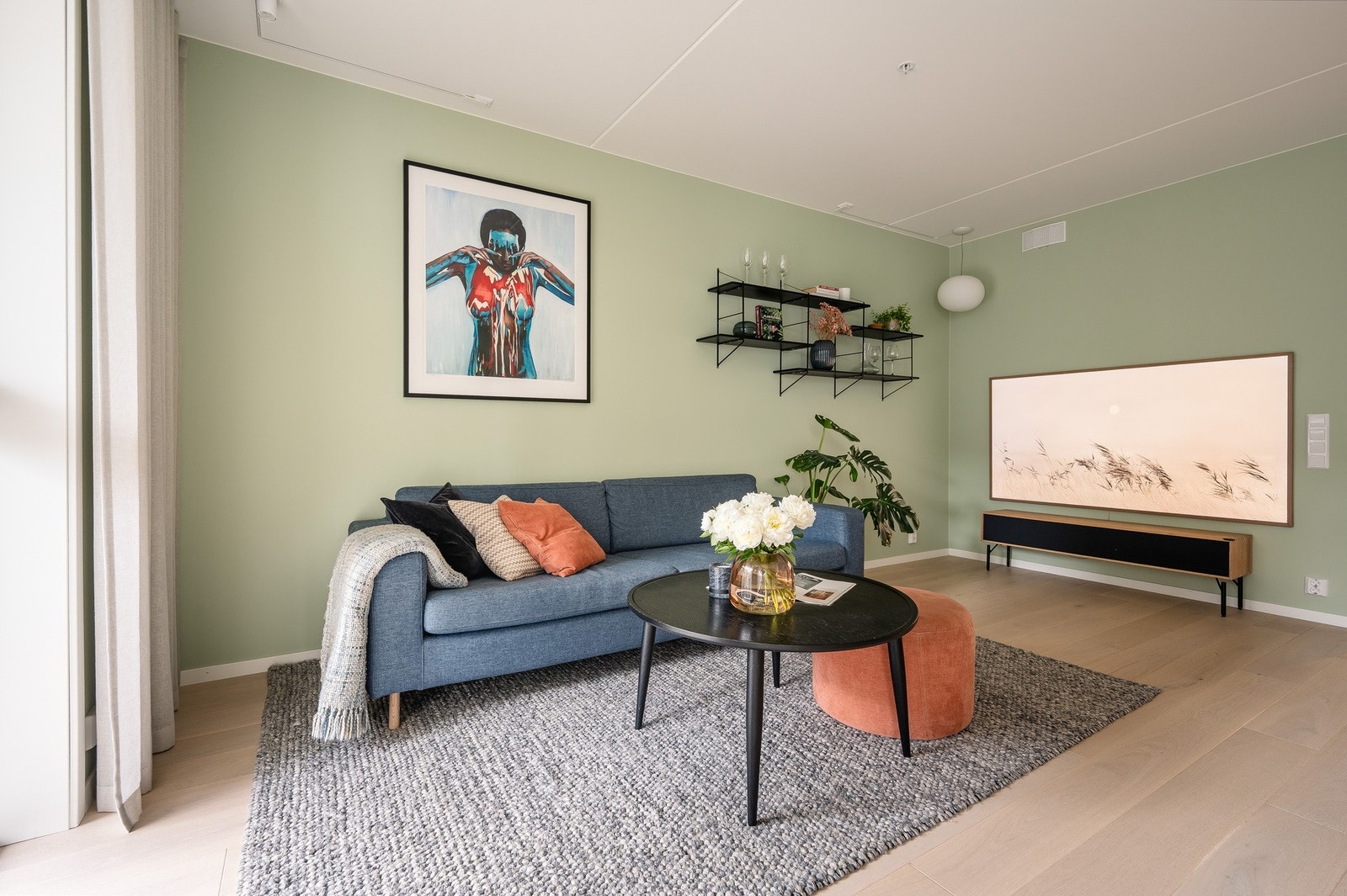 Stuen har gode møbleringsmuligheter og naturlige soner for sofa og spisebord. Galleribilde
