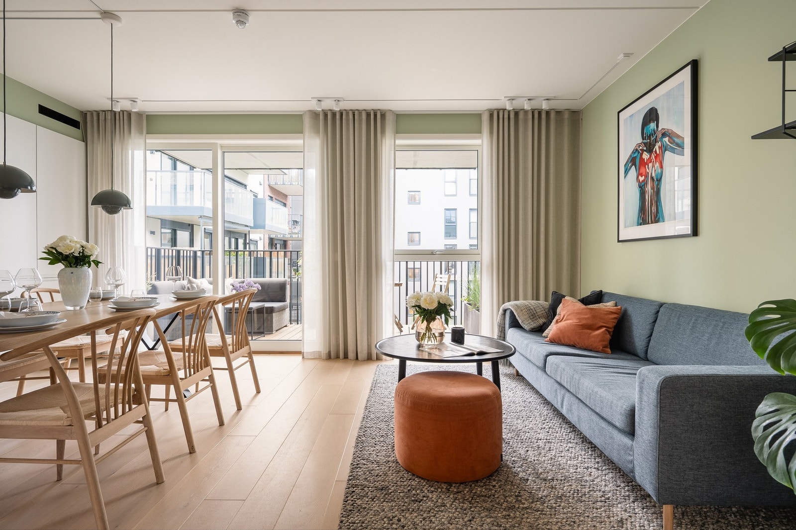 Store vindusflater slipper inn rikelig med dagslys. Galleribilde