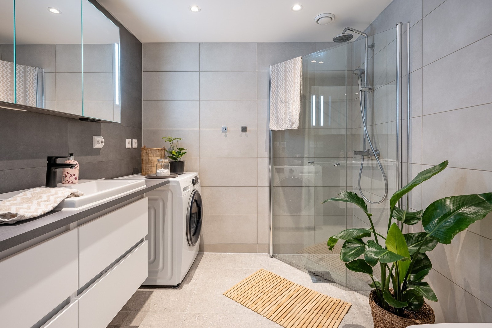 Bad 2. Badet har fått helstøpt gulv med ny membran og nye fliser i 2026. Galleribilde