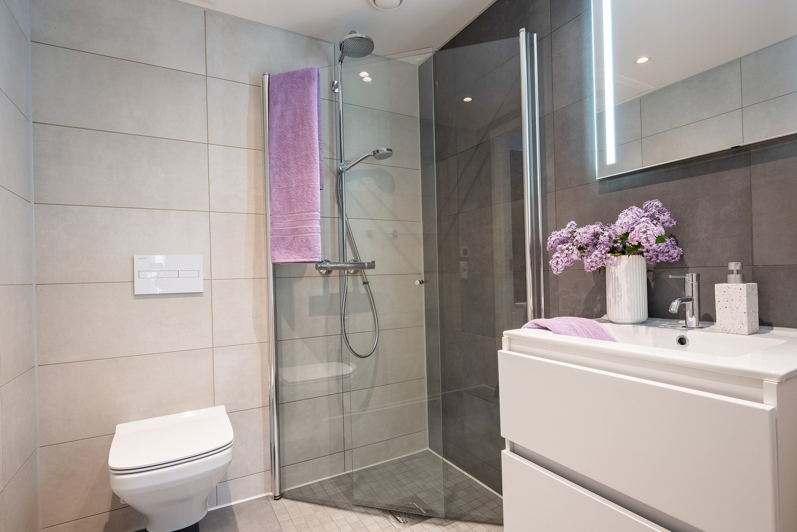Bad tilknyttet hovedsoverommet. Badet er innredet med dusjhjørne og har behagelig varme i gulv og downlights i himling. Galleribilde