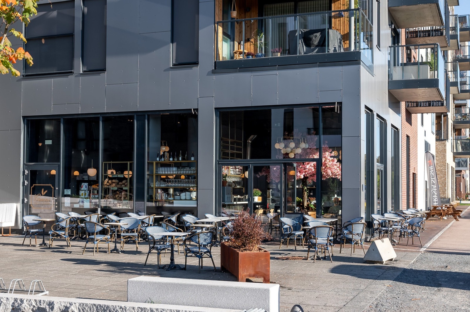 Flere hyggelige cafeer og servicetilbud i umiddelbar nærhet. Galleribilde