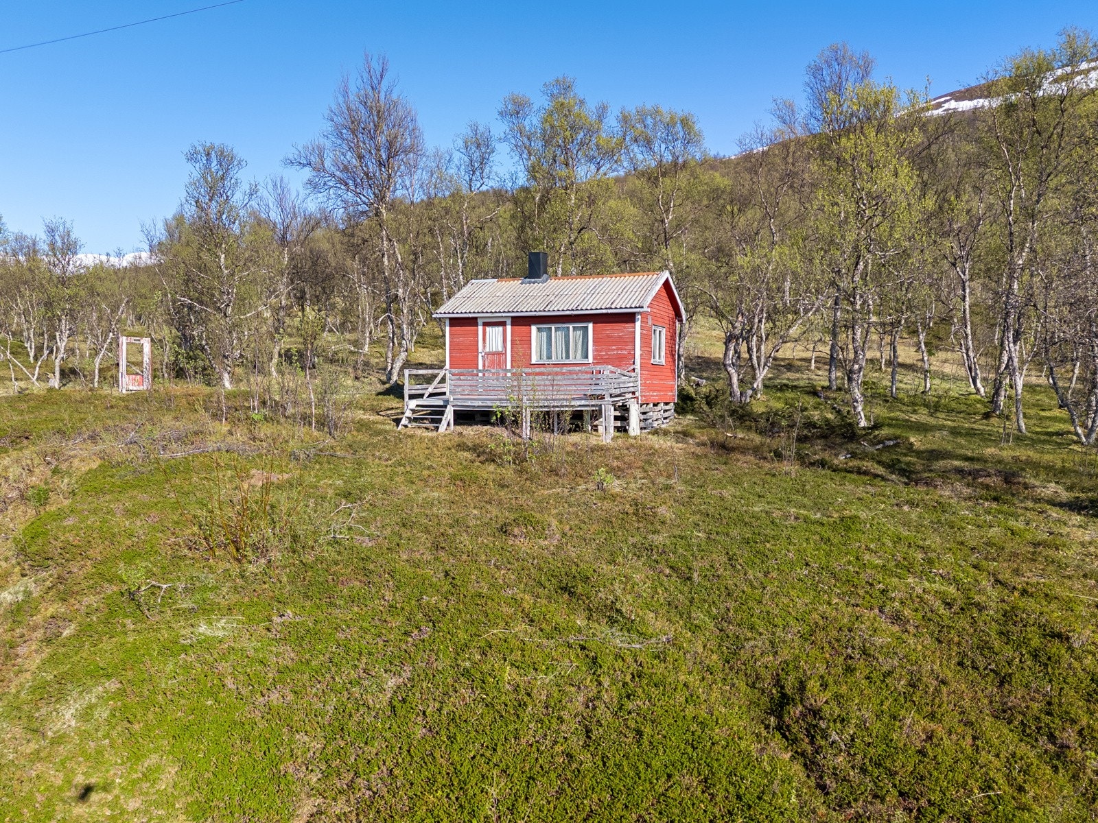 Hytta har ikke vært benyttet eller vedlikeholdt de siste 20+ årene og bærer tydelig preg av lang tids manglende bruk og ettersyn. Galleribilde