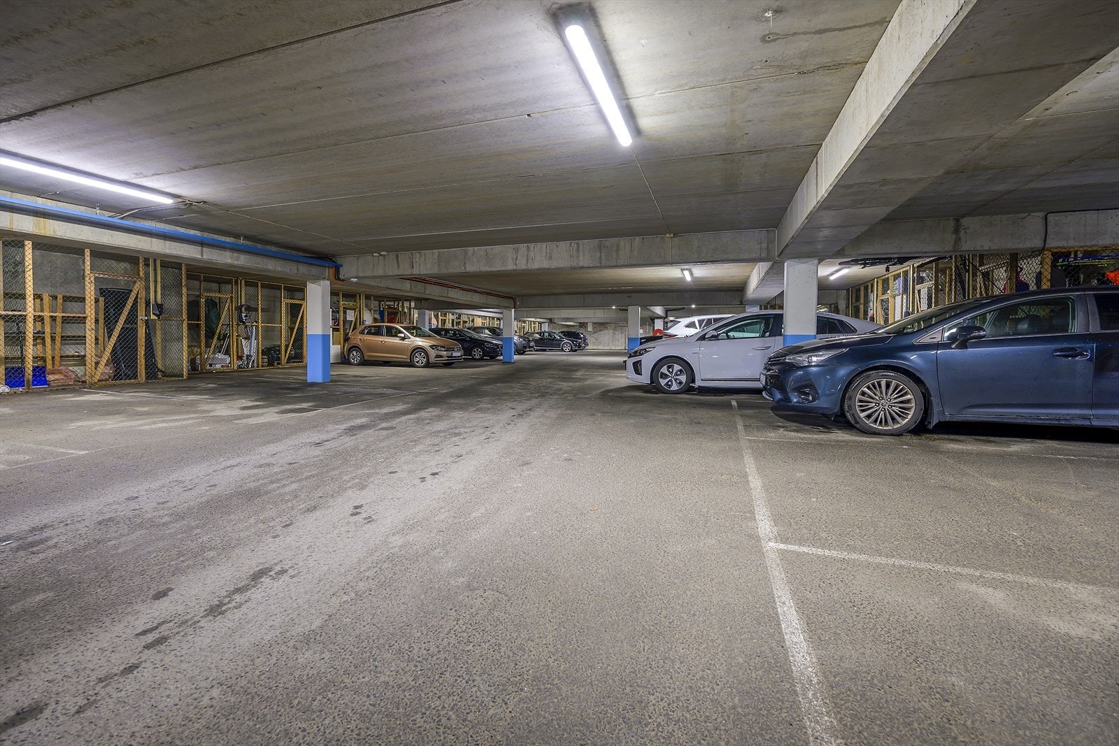 Det medfølger fast parkeringsplass og sportsbod i felles garasjeanlegg. Lader for elbil er montert. Galleribilde