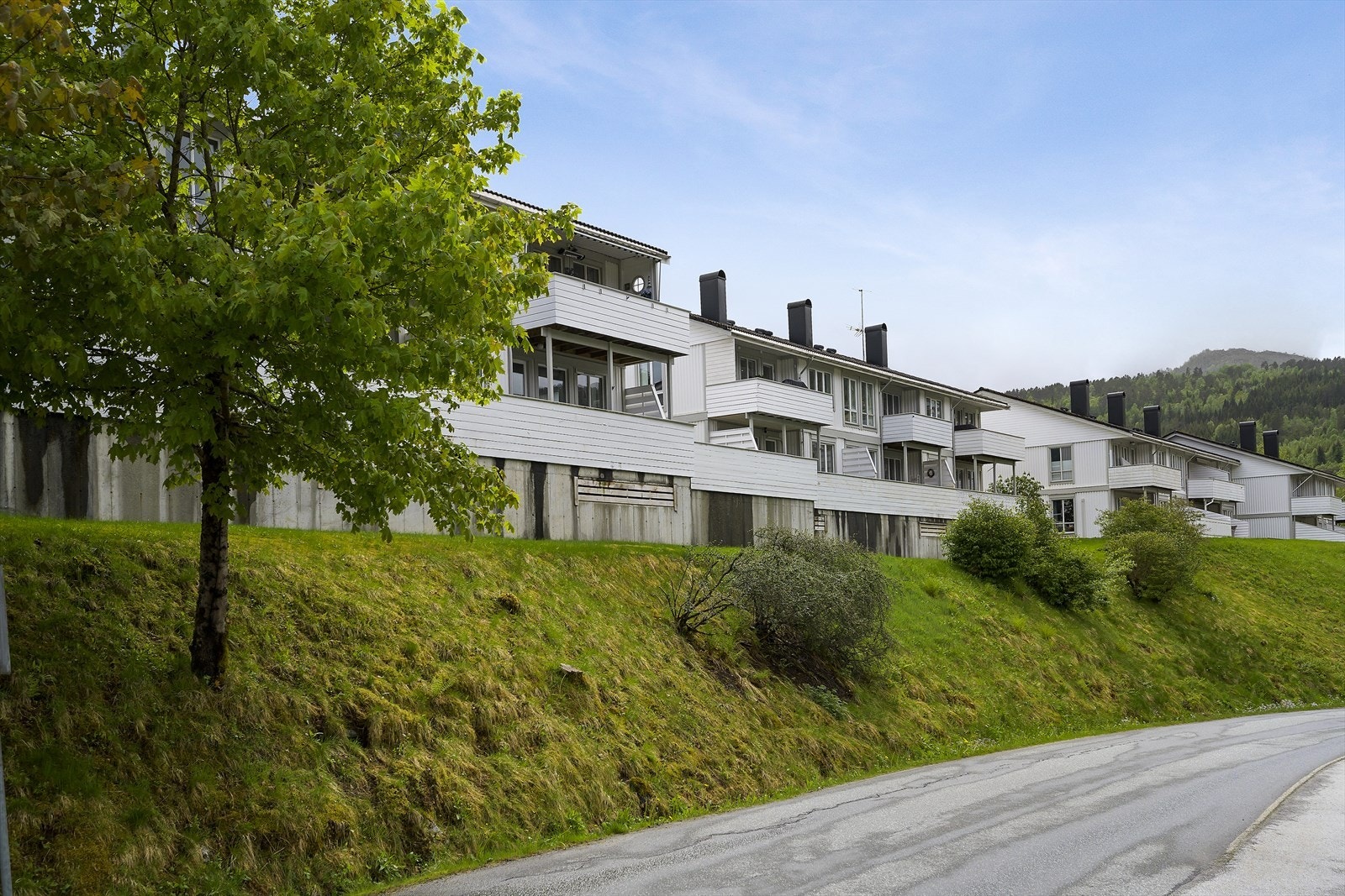 Eiendommen har enkel adkomst fra Bøgardsvegen via den kommunale vegen til Flatene. Galleribilde
