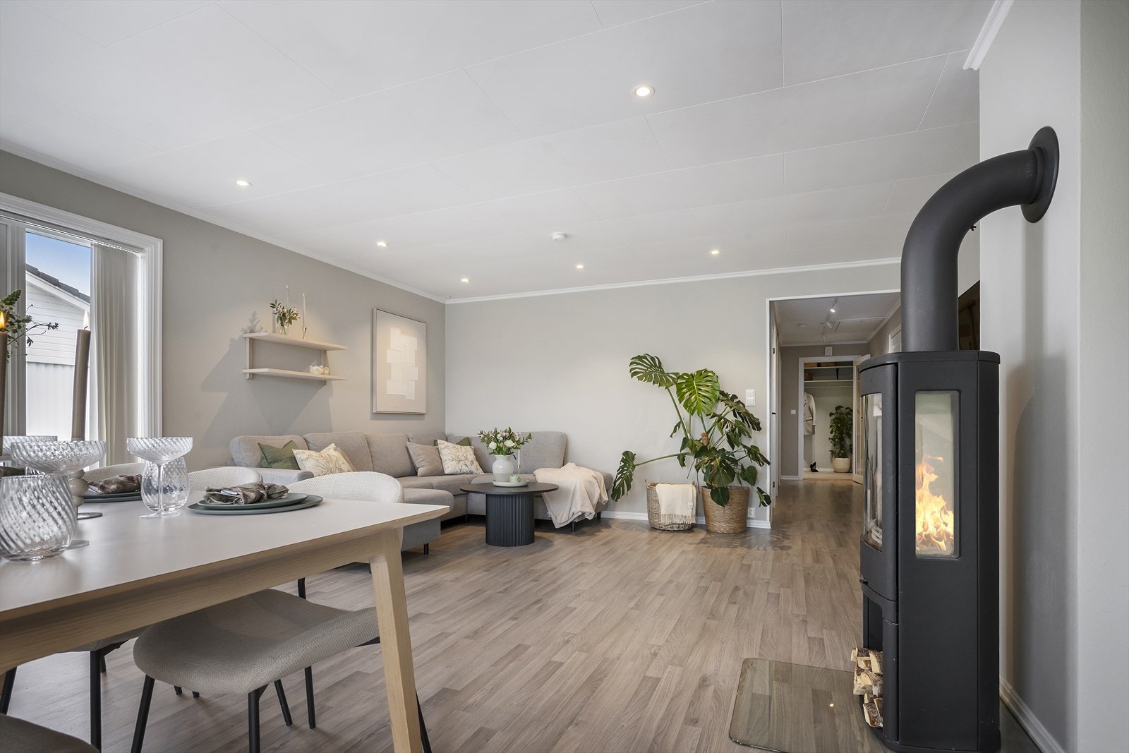 Godt møbleringsfrihet med plass til både spisebord og sittegruppe. Galleribilde