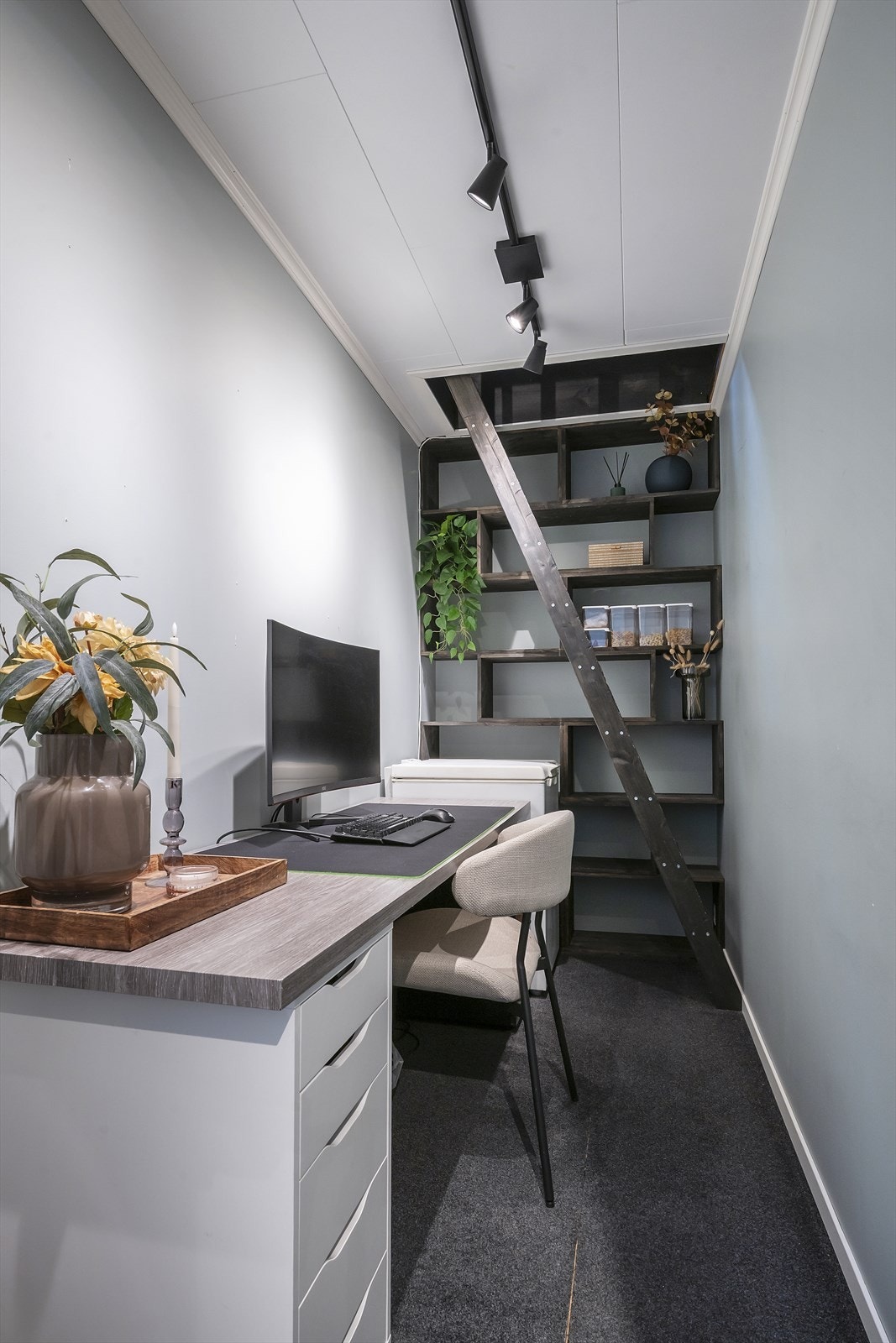Bod med koffertluke til lagringsloft. Boden er innredet som kontor. Det gjøres oppmerksom på at bod og loft ikke er godkjent for varig opphold. Galleribilde