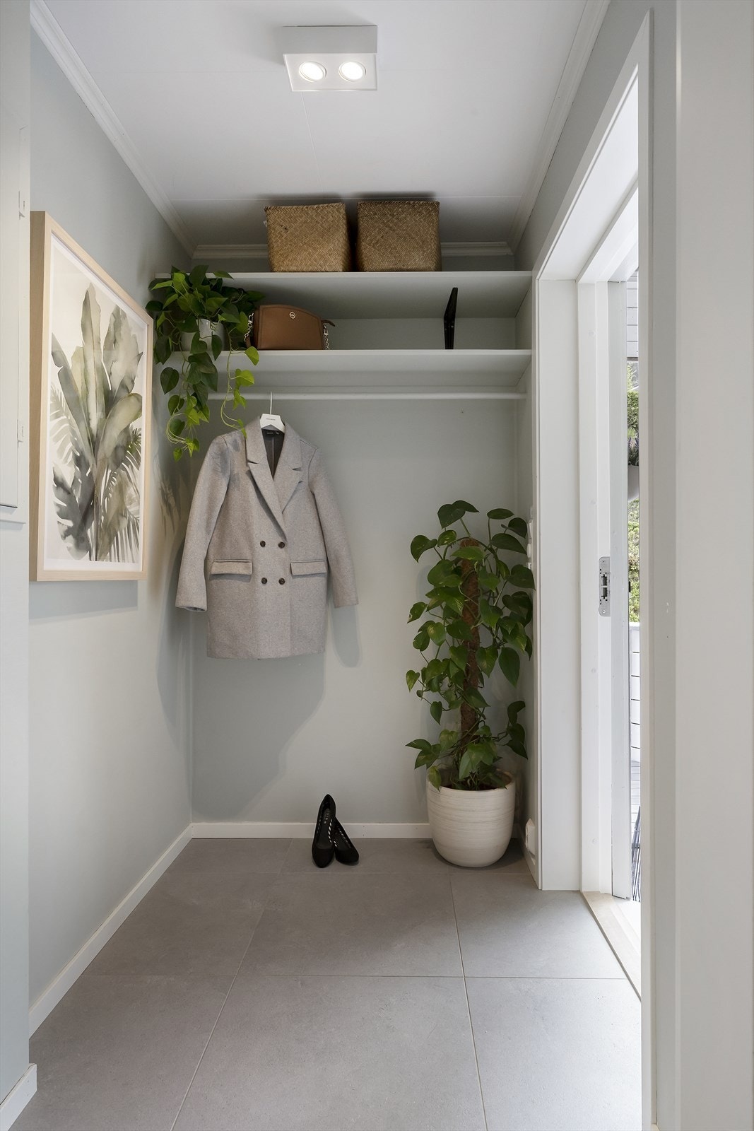 Entré med fliser og varmekabler i gulv. Her er det plass til både jakkeknagg og skostativ like ved inngangsdøren. Galleribilde