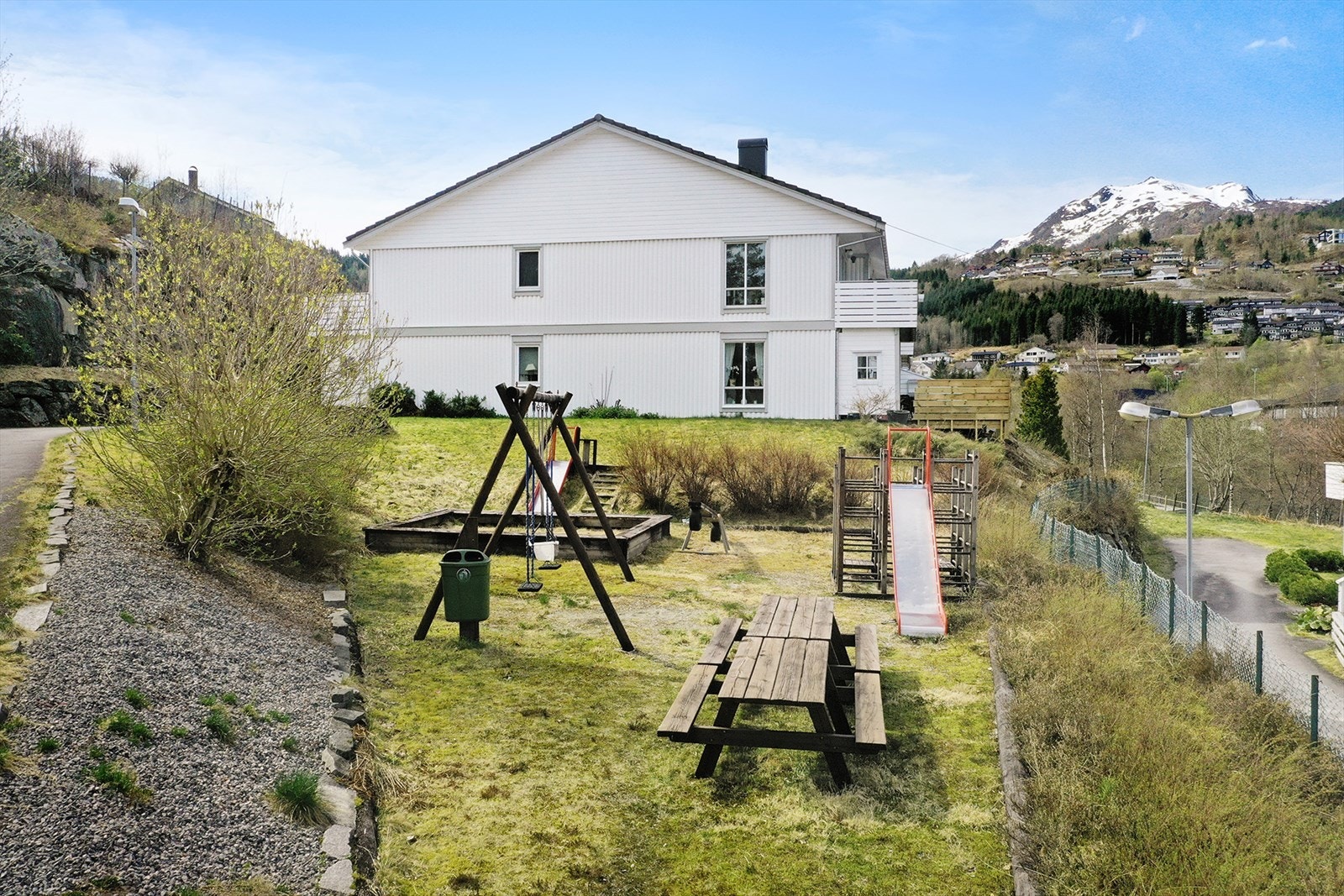 Mellom rekkehusene har sameiet egen lekeplass. Galleribilde