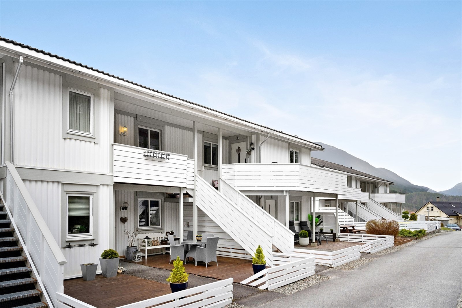 Leiligheten ligger i 2. etasje og har adkomst via trapp fra gateplan. Galleribilde