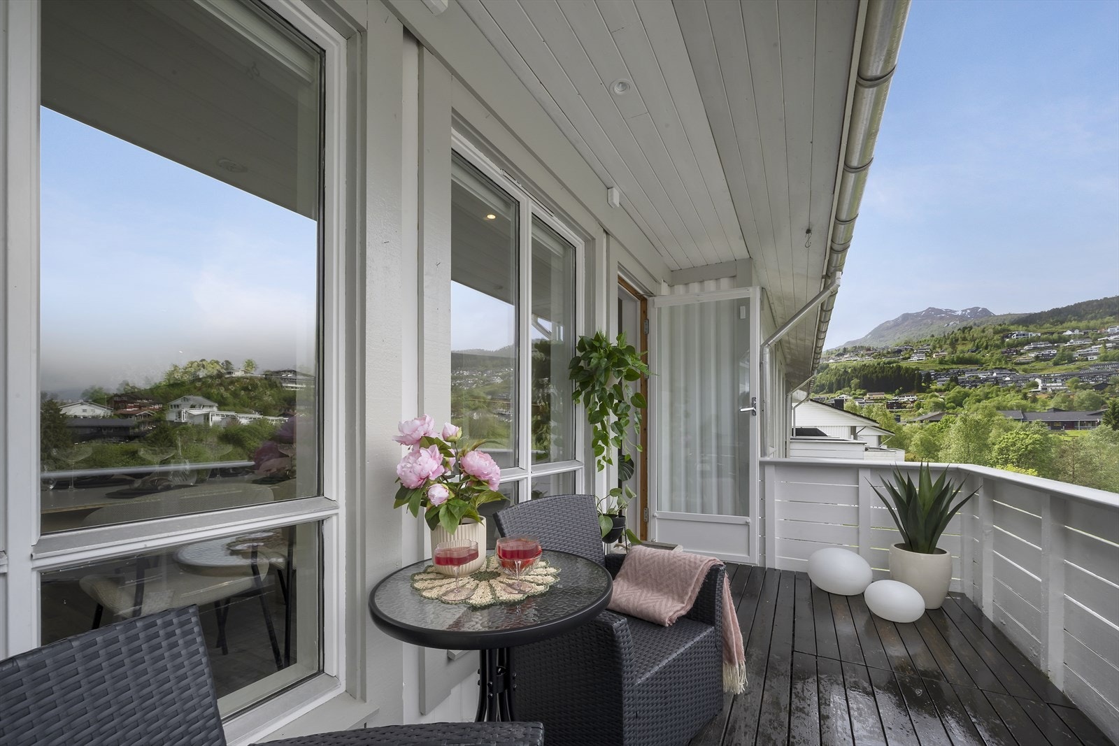 Fra stue er det adkomst til delvis overbygd balkong. Galleribilde