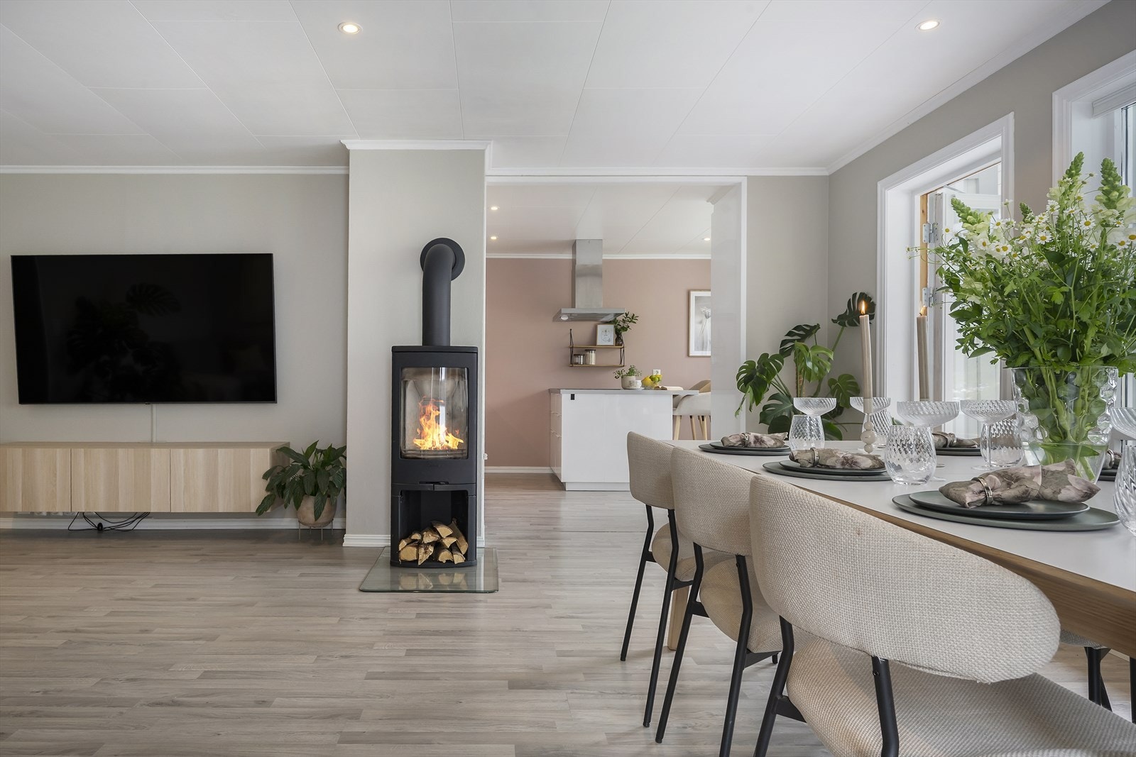 Stuen har både varmepumpe og vedovn som holder en fin temperatur i leiligheten gjennom årets fire sesonger. Galleribilde