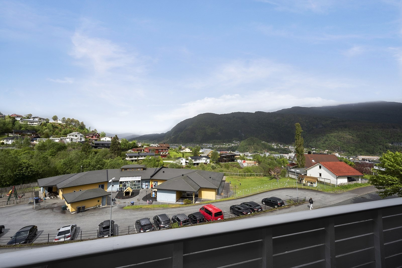 Balkongen vender mot nordvestvendt og har svært gode solforhold på ettermiddagen og om kvelden. Galleribilde