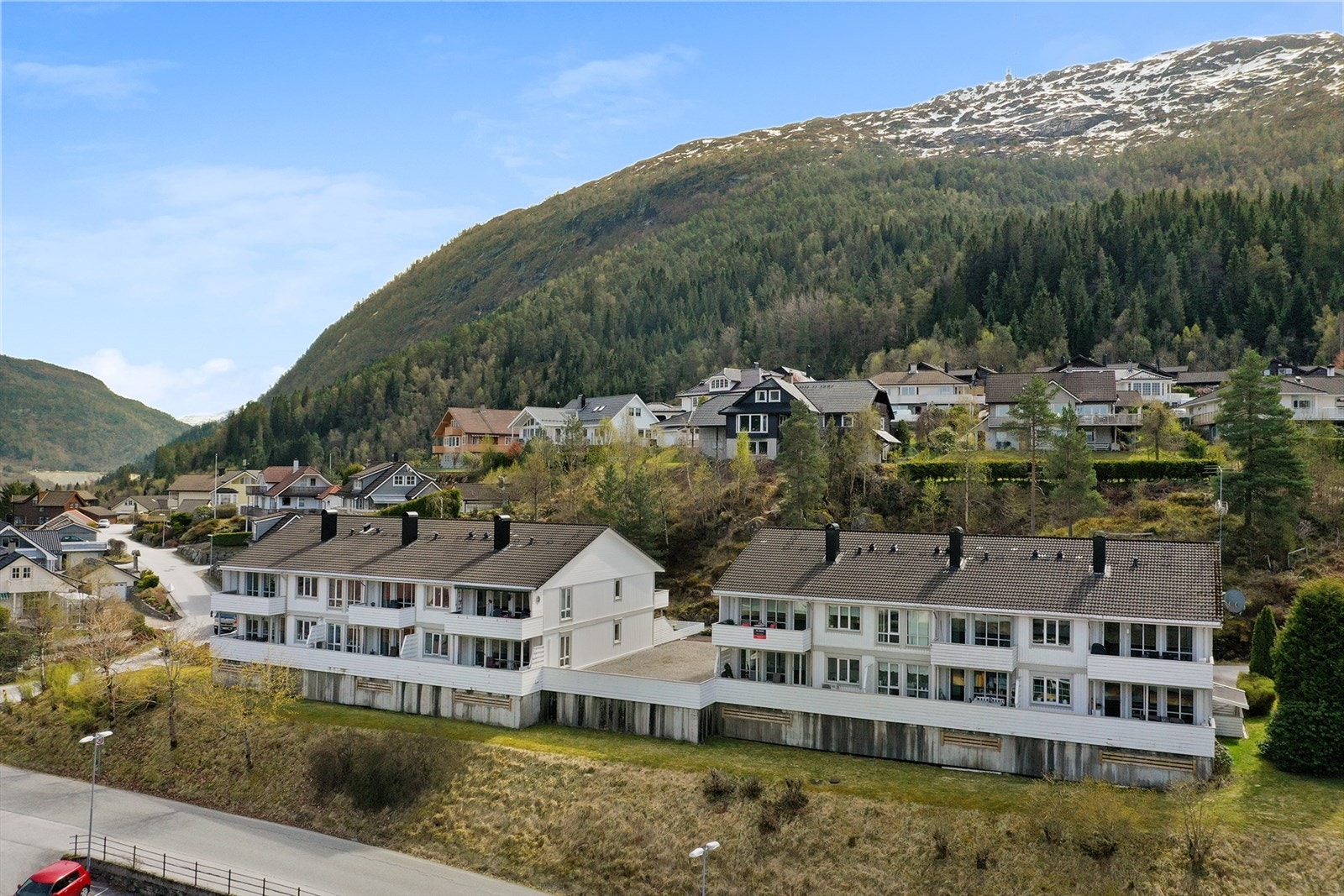 Sameiet har i tillegg felles parkeringsområde med utvendig parkering. Galleribilde