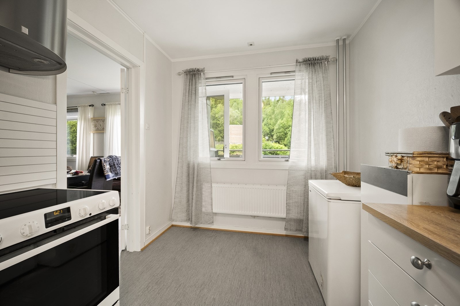 Kjøkkenet er separat og har plass til spisemøbler. Galleribilde