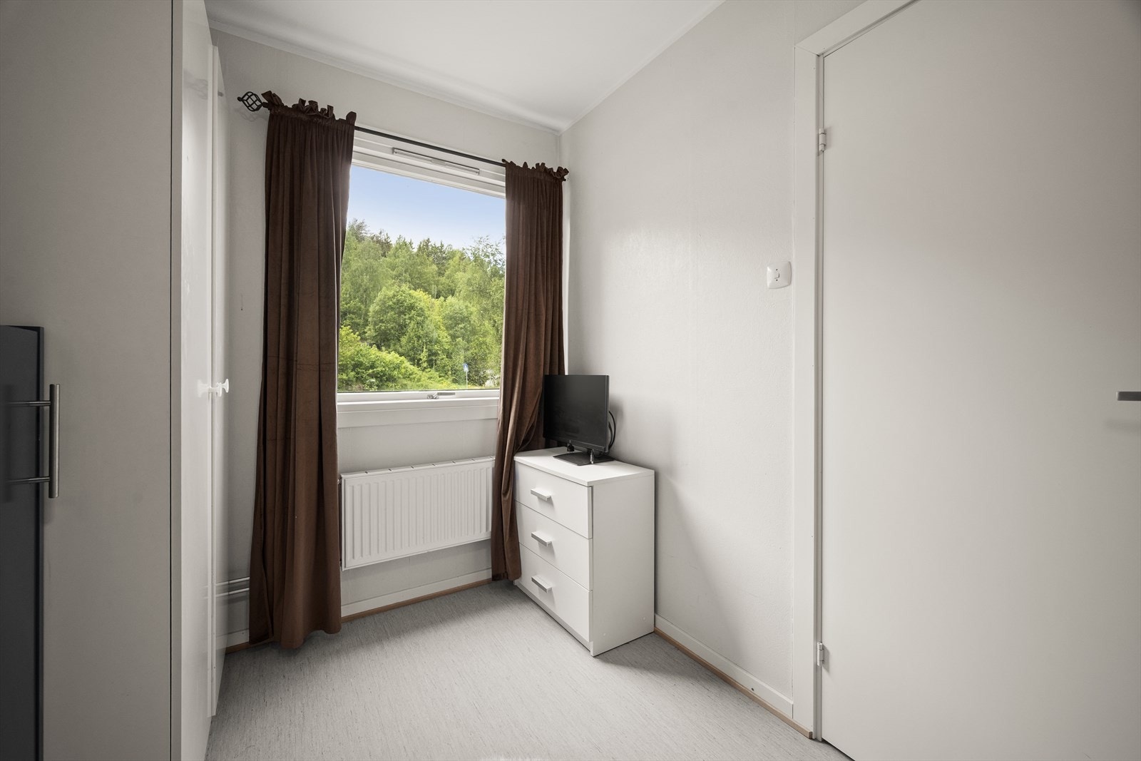 Soverommet har egen radiator på vegg, disse ble skiftet i regi av borettslaget i perioden 2020-2022. Galleribilde