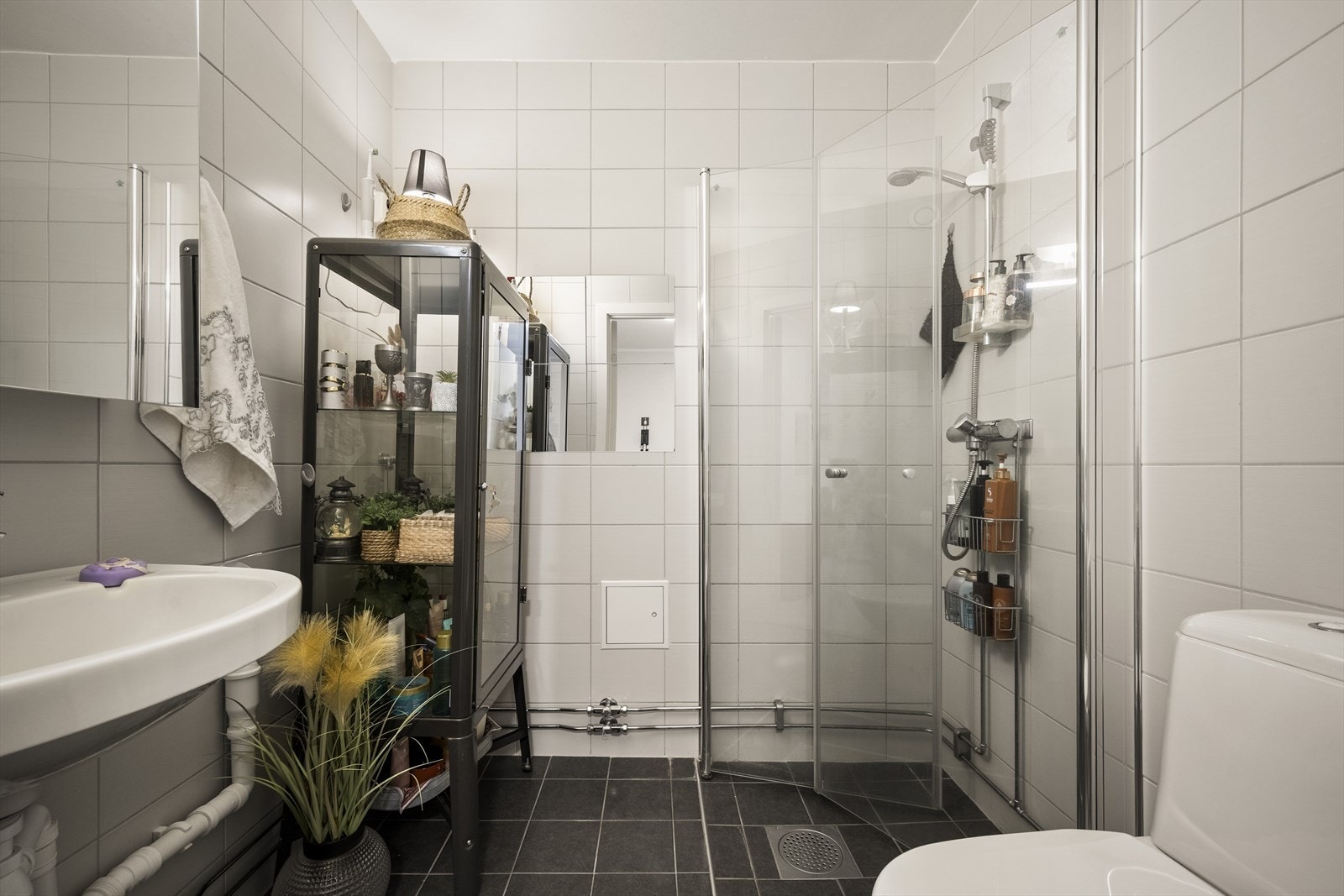 Baderommet fremstår moderne og delikat, renovert i regi av borettslaget i 2019. Galleribilde