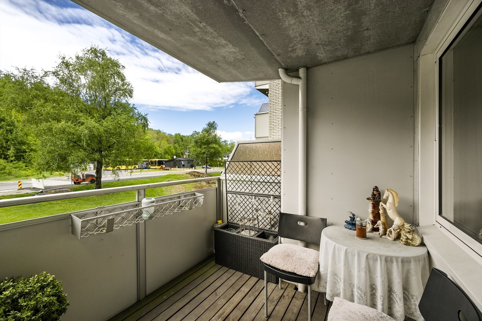 Balkongen er på ca. 5 kvm. og fungerer som en forlengelse av stuen i sommerhalvåret. Galleribilde